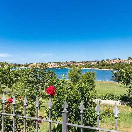 Awesome In With Outdoor Swimming Pool *